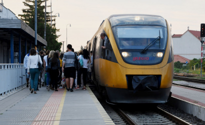 Na trati Komárno - Bratislava pribudnú desiatky miest na sedenie