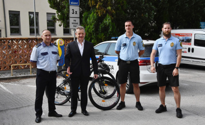 Mestskí policajti v službe na bicykloch