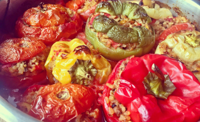 Gemista – vegánska plnená paradajka a paprika na grécky spôsob