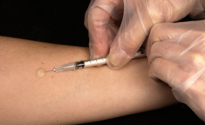 Očkovanie proti koronavírusu by nemalo byť povinné