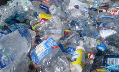Plastové fľašky a plechovky bude možné vrátiť do obchodu nestlačené