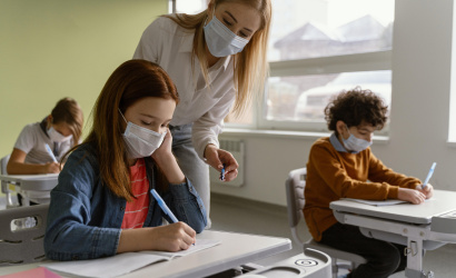 Ak sa u žiaka objavil nový príznak ochorenia, mal by radšej ostať doma