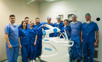  V dunajskostredskej nemocnici pomáha pri operácii kolena robot