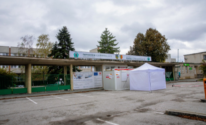 Hasiči stavajú triážny stan aj pred dunajskostredskou nemocnicou