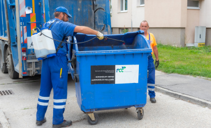 Dezinfikácia smetných kontajnerov na sídliskách práve prebieha