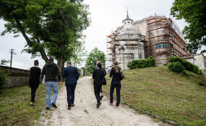 V okrese Piešťany župa rozvíja perspektívne stredné školy, dotáciami podporuje obnovu kaštieľa v Moravanoch