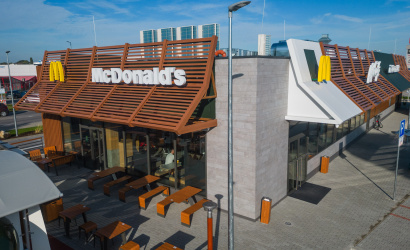 Nový  McDonald&#039;s v Dunajskej Strede sa pýši moderným dizajnom, službou Zaparkuj a vyzdvihni a tiež elektronabíjacou stanicou
