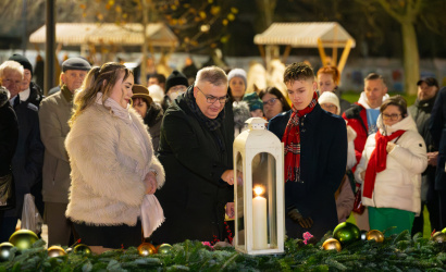 Svieca viery rozžiarila adventný veniec nášho mesta