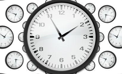 Hodiny si cez víkend posunieme o hodinu späť ešte aj tento rok