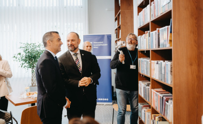 Vynovené oddelenie beletrie v najväčšej župnej knižnici láka čitateľov, pribudla polička s ukrajinskými knihami