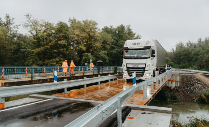 Doprava cez Čiernu Vodu pri Veľkých Úľanoch už vedie po užitočnom dočasnom premostení, župný most v havarijnom stave prejde rekonštrukciou
