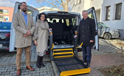 Odovzdali vozidlo obstarané pre službu sociálneho taxíka