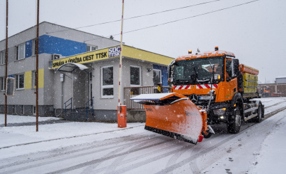 Zimná údržba v Trnavskom kraji patrila k najnáročnejším za poslednú dekádu, župní cestári v práci pokračujú opravami výtlkov a úpravou okolia ciest