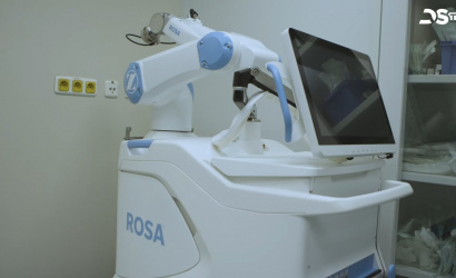 Embedded thumbnail for V nemocnici predstavili robota, ktorý pomáha ortopédom pri výmene kolenných kĺbov