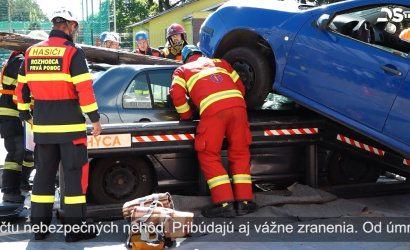 Embedded thumbnail for Úlohou hasičov bolo vyslobodzovať zranených z áut po simulovaných nehodách