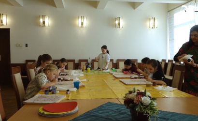 Embedded thumbnail for Kreatívny klub pozval deti na maľovanie na hodváb