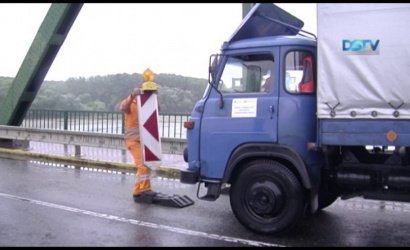 Embedded thumbnail for Dunajský most v Medveďove je pre opravu uzavretý