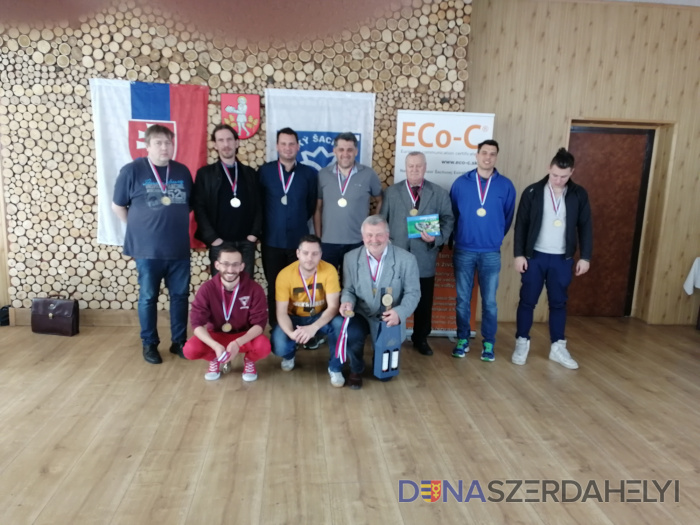 Zľava do prava stoja: Varga Zoltán, Vajda Levente, Bokros Albert, Czebe Attila, Ráchela József tréner, vedúci oddielu, Németh Miklós, Bagi Máté, dolný rad zľava: Petényi Tamás, Csonka Attila a Petényi György predseda klubu Extraliga – striebro pre Dunajskú Stredu