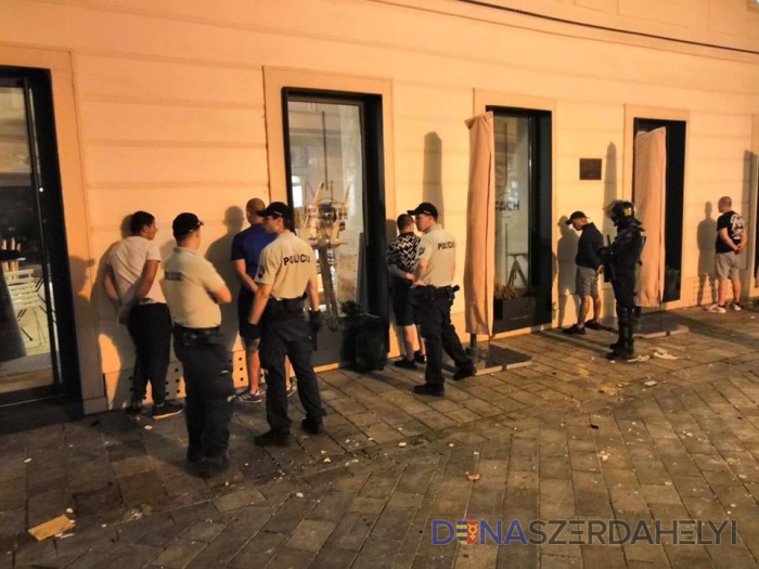 policajný záber Pobili sa aj fanúšikovia klubu Cracovia Krakow