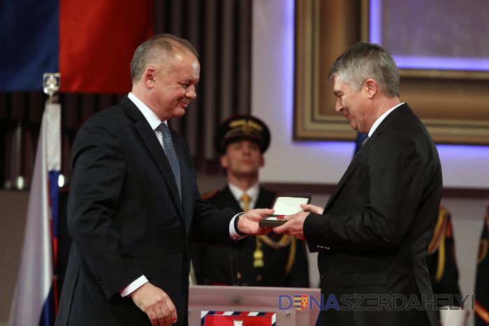Vyznamenanie prevezme Zalabai Gyula (Foto: prezident.sk) Prezident Kiska udelil vyznamenania aj Dunajskostredčanom