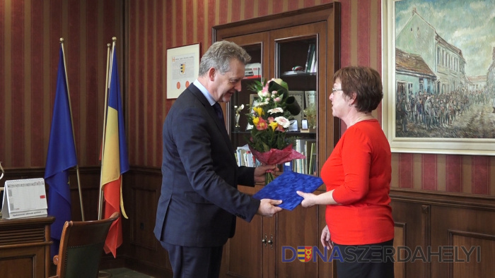 Zoltán Hájos gratuluje Johanne Bíró (snímky: Máté Vígh) Do práce s novým elánom