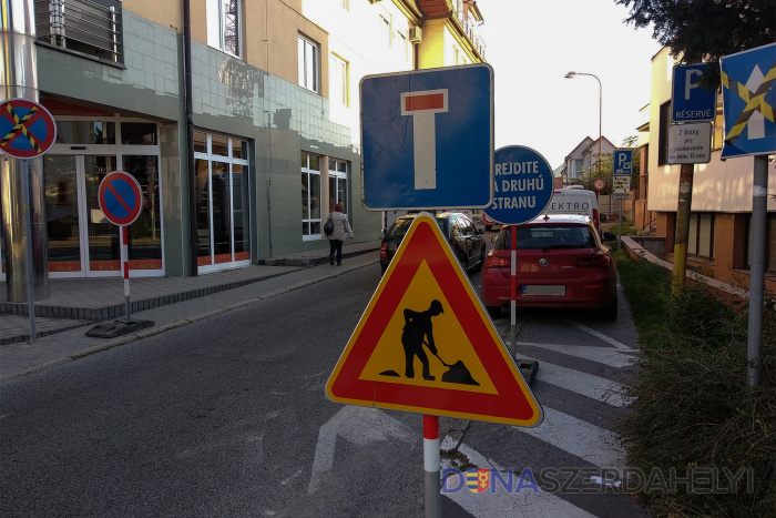 Pozor, Ružová ulica je uzatvorená!
