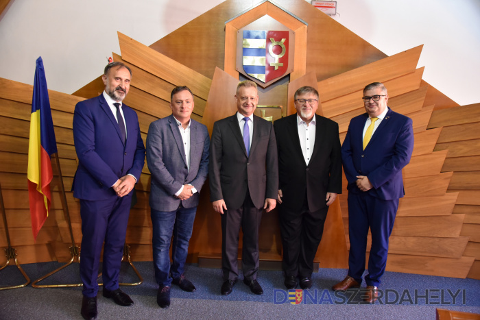 Zľava: viceprimátor Dunajskej Stredy László A. Szabó, viceprimátor Győru Szeles Szabolcs, primátor mesta Dunajská Streda dr. Zoltán Hájos, primátor mesta Győr dr. Dézsi Csaba András a viceprimátor Dunajskej Stredy Attila Karaffa (foto Attila Nagy) Turizmus medzi Žitným ostrovom a Malým žitný ostrovom naďalej rastie