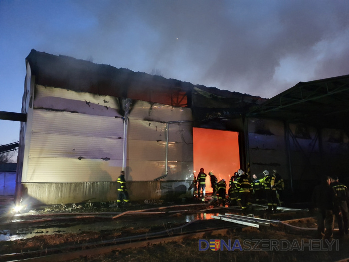 Foto Nagy Attila Obrovské plamene pri požiari skladu slamy v Dunajskej Strede