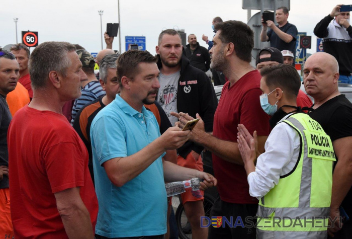 Ľudia čakali, aby aplikáciu spustili (foto:Facebook / minv.sk) Aplikácia eKaranténa je spustená