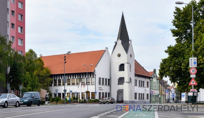 Archívna snímka (foto Attilu Nagya) Včera v dopoludňajších hodinách sa na mestskom úrade uskutočnilo mimoriadne zasadnutie mestského zastupiteľstva