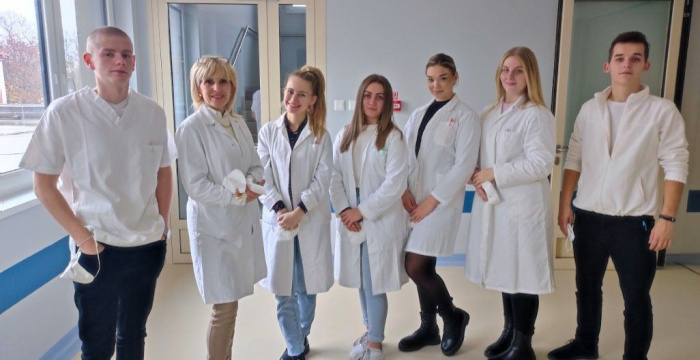 Komárňanská nemocnica privítala žiakov Strednej zdravotníckej školy z Dunajskej Stredy
