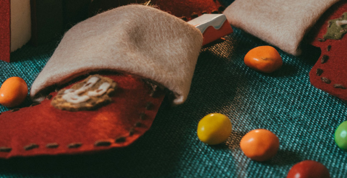 Skrytá hrozba v mikulášskych balíčkoch: čo robiť, ak dieťa vdýchne drobný predmet?