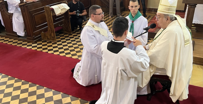 Z diakona kňazom: Vo Veľkom Mederi arcibiskup vysvätil Tamása Ollého
