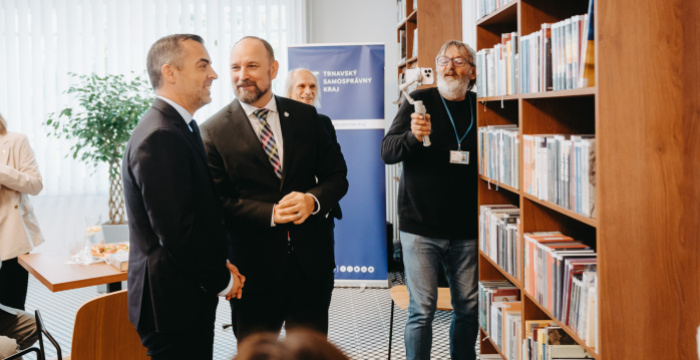 Vynovené oddelenie beletrie v najväčšej župnej knižnici láka čitateľov, pribudla polička s ukrajinskými knihami