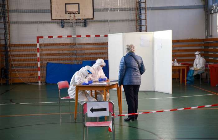 Premiér ponúkol postihnutým odvetviam komunitné testovanie