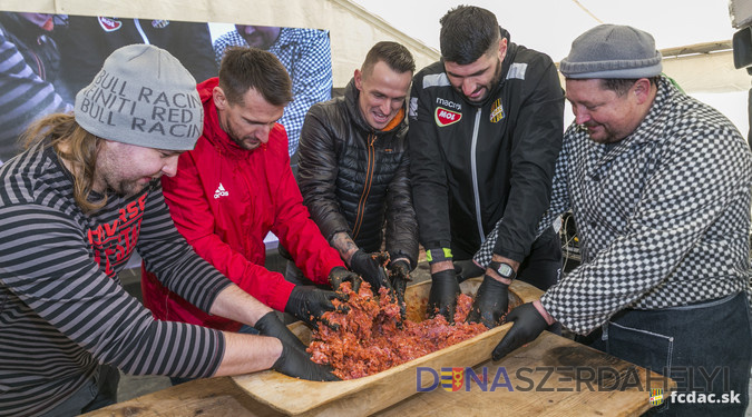 Hodovali sme na tradičnej žitnoostrovskej zabíjačke Kukkonie!