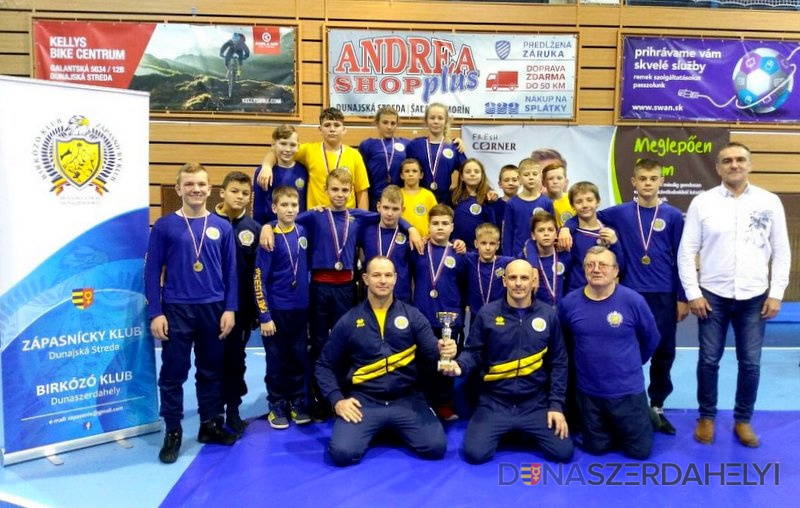 Dunajskostredskí zápasníci získali v žiackej lige bronzovú medailu!
