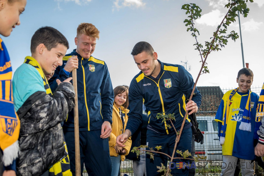 Futbalisti Dunajskej Stredy pomáhajú životnému prostrediu