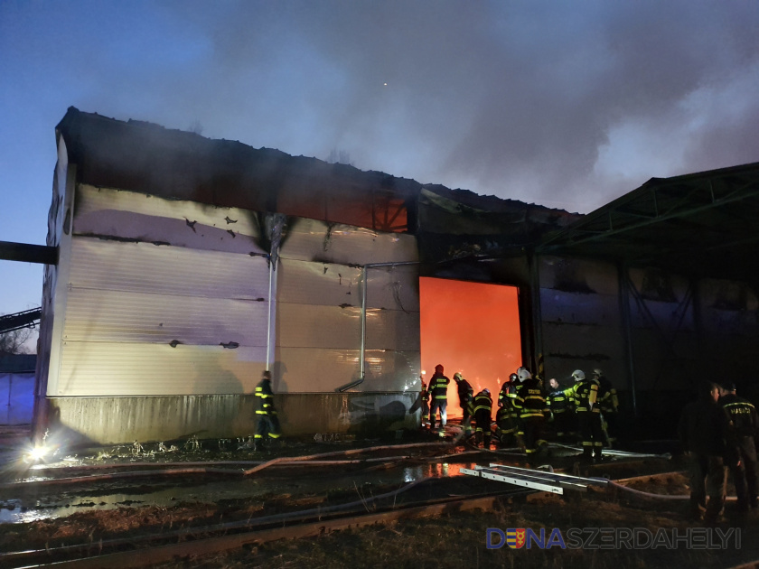 Obrovské plamene pri požiari skladu slamy v Dunajskej Strede