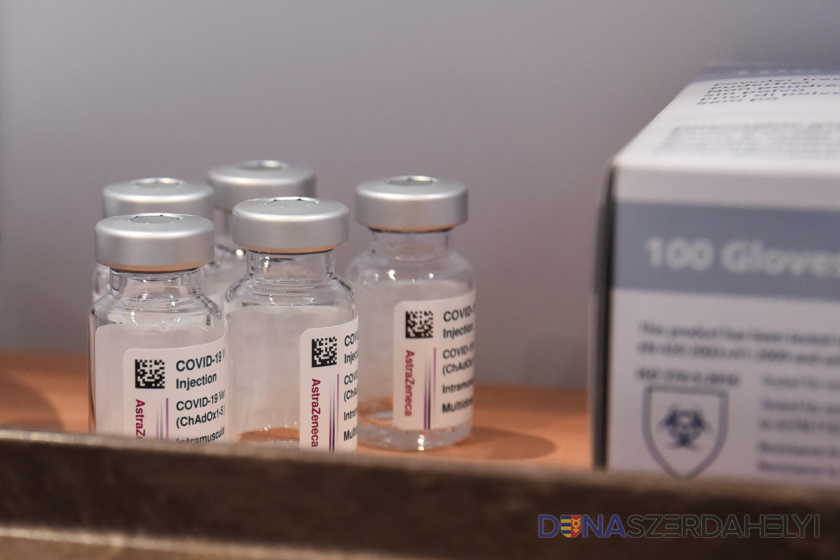 Vedci zistili, čo je príčinou krvných zrazenín po očkovaní AstraZenecou
