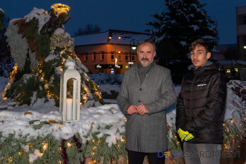 Zapálenie tretej sviečky na adventnom venci mesta