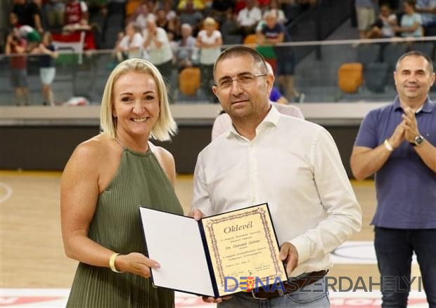Predseda klubu HC DAC Zoltán Horváth obdržal diplom