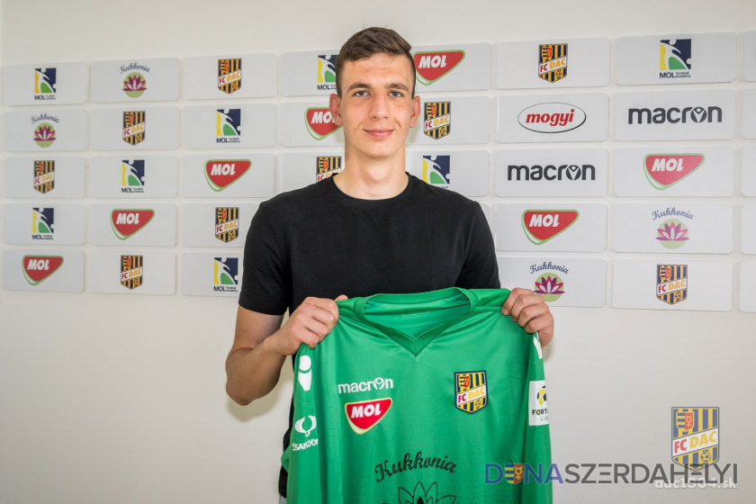 Foto: dac1904.sk / Lelkes Ernő Talentovaný Attila Horváth s prvou zmluvou