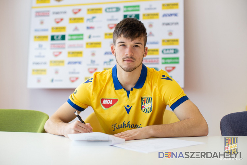 zdroj: dac1904.sk Ferenc Bögi podpísal profesionálnu zmluvu