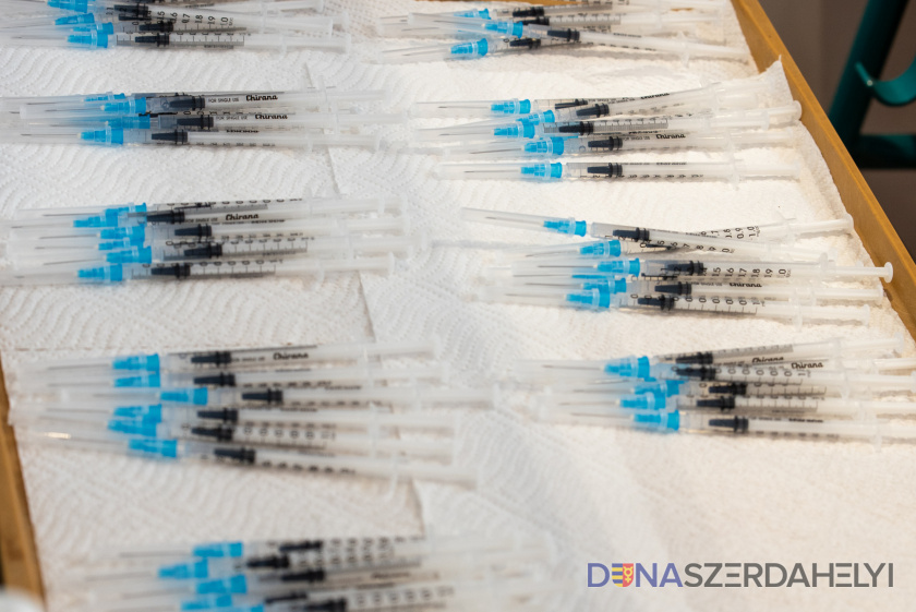 Na prihlásenie sa na prvé očkovanie budú občanov nad 70 rokov čakať v Dunajskej Strede mobilné očkovacie centrá