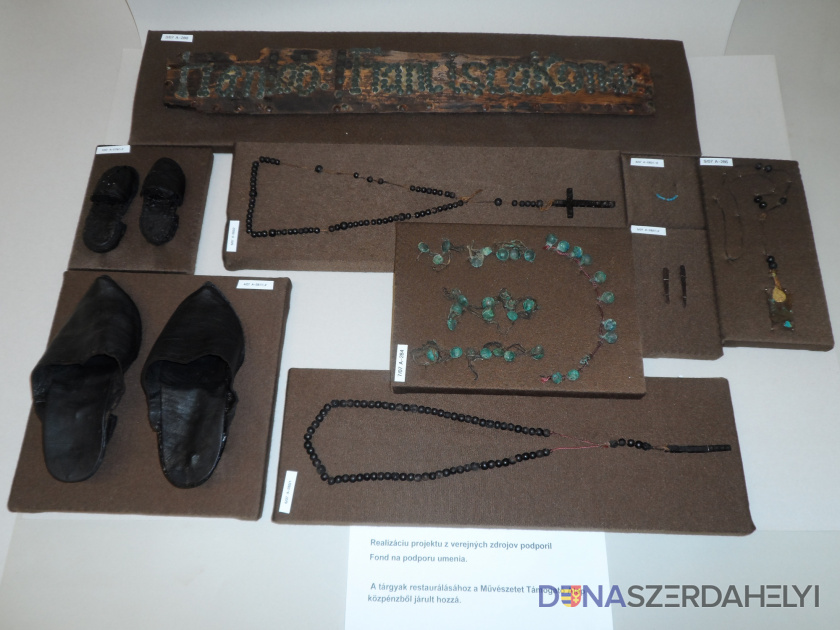 Unikátne archeologické predmety z krypty Rímskokatolíckeho kostola Nanebovzatia Panny Márie v Dunajskej Strede