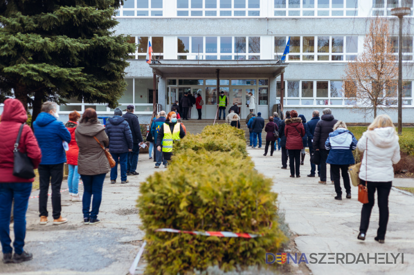 V troch župných veľkokapacitných očkovacích centrách bude cez víkend zaočkovaných ďalších takmer 10.000 ľudí