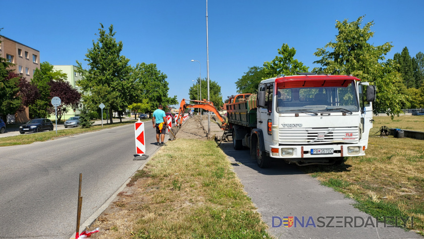 Na Ulici Istvána Gyurcsóa sa už začalo s rozširovaním parkovacích kapacít