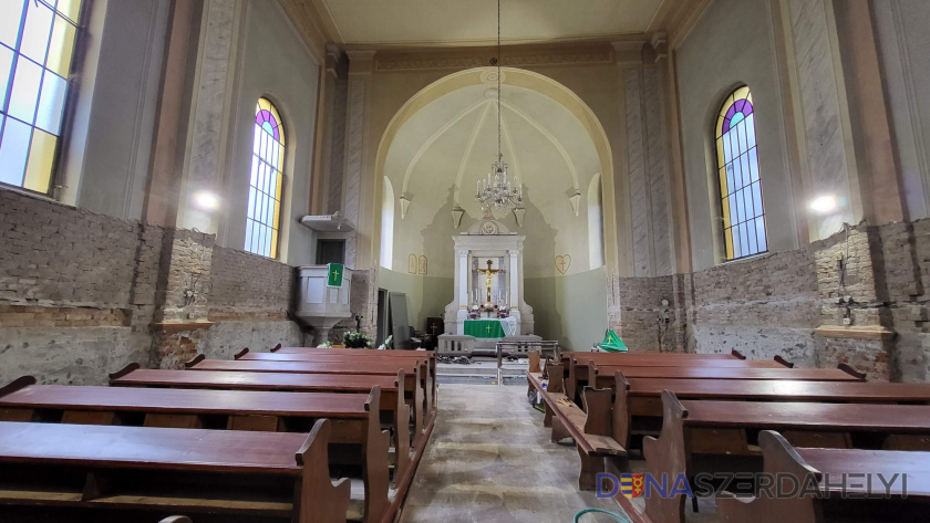 V evanjelickom kostole prebiehajú opravy vnútorných stien