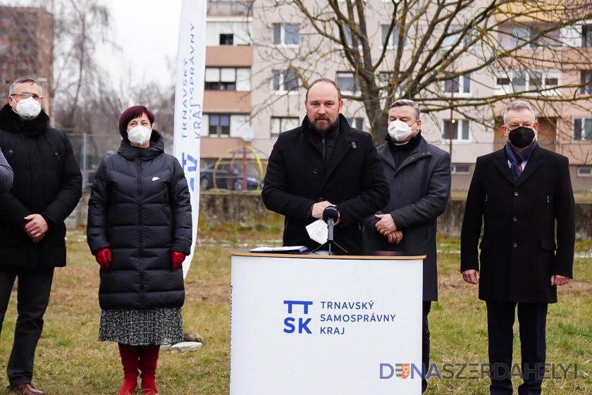 Foto: trnava-vuc.sk TTSK: Kraj začal s výstavbou novej telocvične v Dunajskej Strede